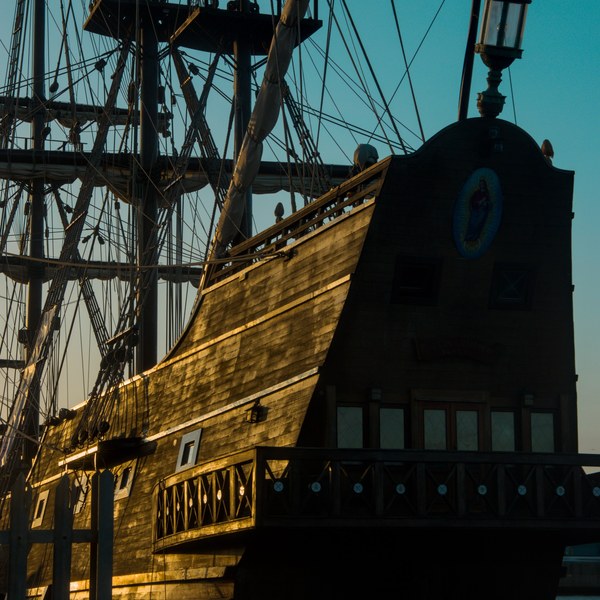 Close view of Galeón Andalucía’s sunlit wooden hull, rear lantern and dense rigging at the Port of Ayr.